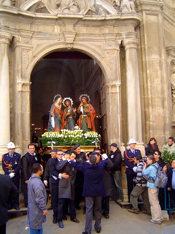 Grupo escultórico de La Separación a la salida del templo durante la Procesión de los Misterios de Trapani.