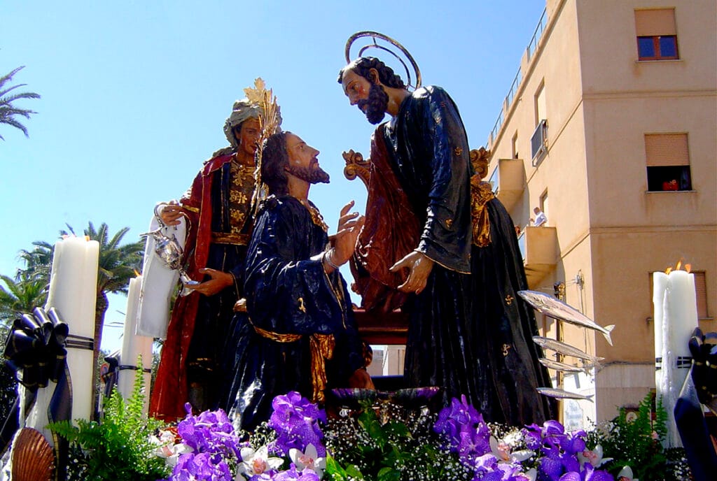 Grupo escultórico de El Lavatorio de los pies en la Procesión de los Misterios de Trapani, con Jesús y los apóstoles en torno a la escena.