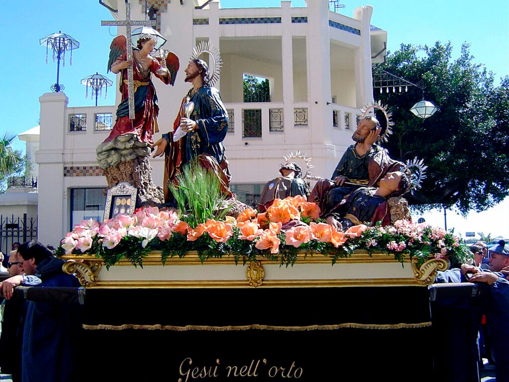 Grupo escultórico de Jesús en el Huerto de Getsemaní durante la Procesión de los Misterios de Trapani.