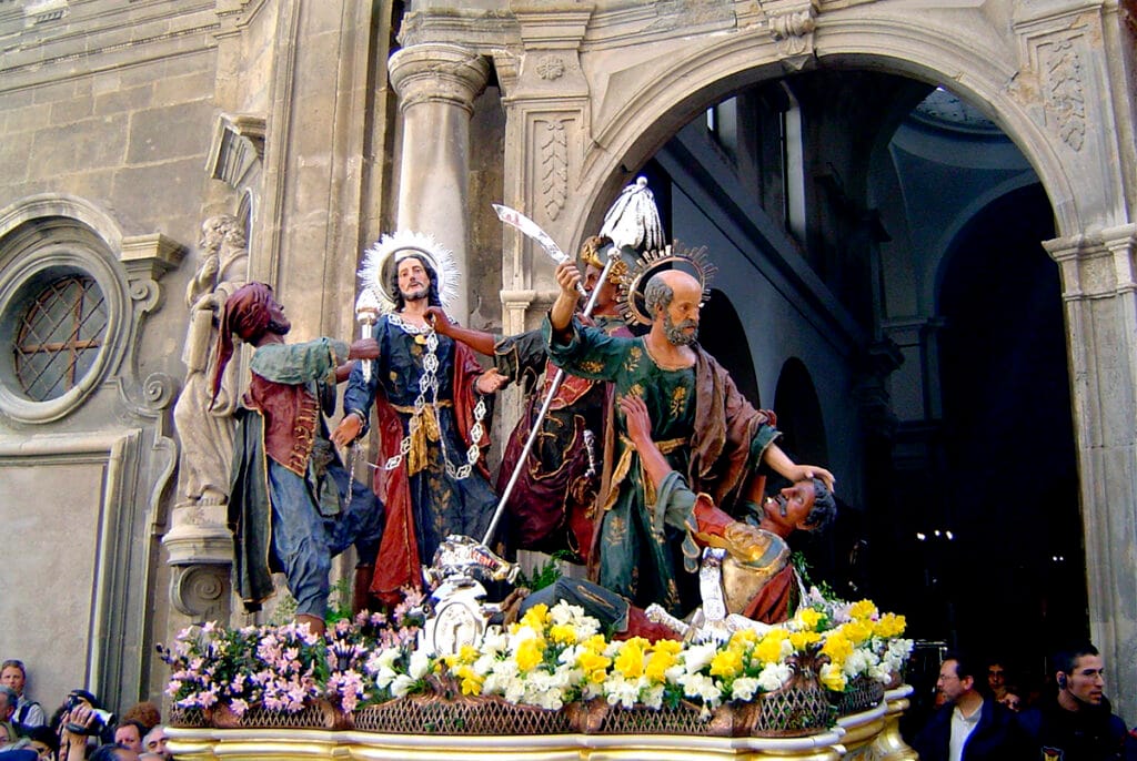 Grupo escultórico de El Prendimiento ante la fachada del templo durante la Procesión de los Misterios de Trapani.
