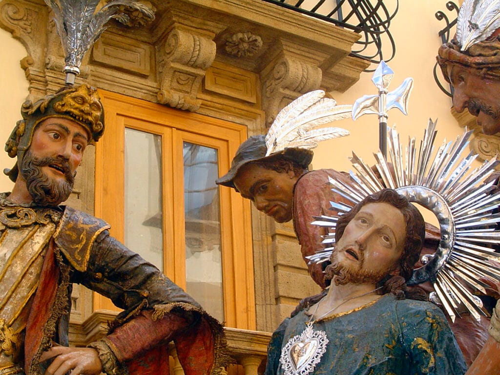 Detalle del grupo escultórico de La Caída en el Cedrón en la Procesión de los Misterios de Trapani.