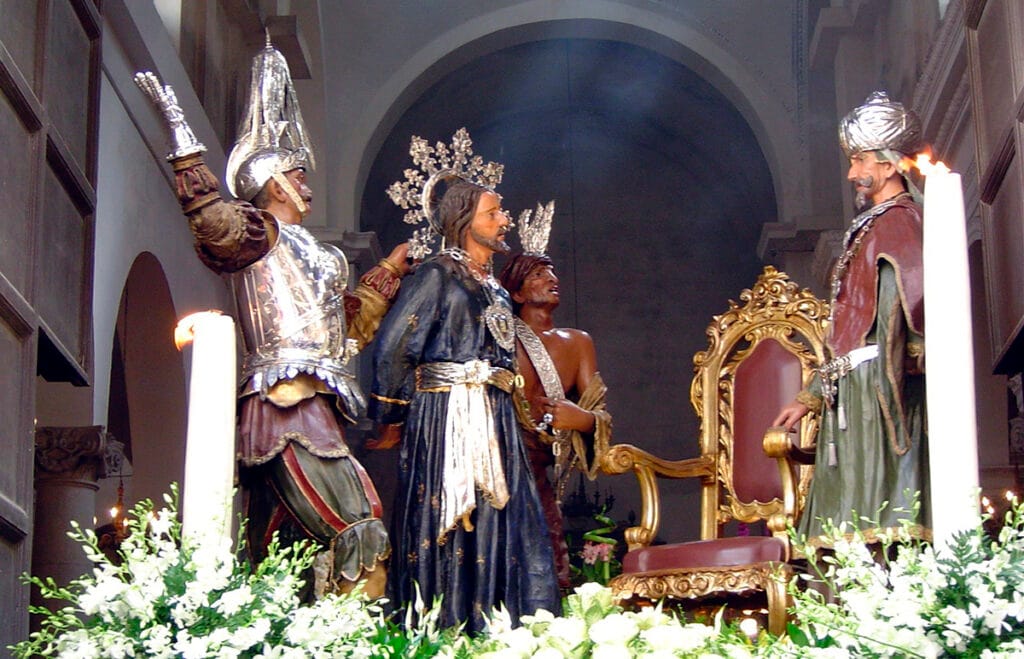 Grupo escultórico de Jesús ante Anás durante la Procesión de los Misterios de Trapani.