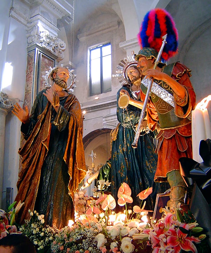 Grupo escultórico de Las Negaciones de Pedro con ambientación nocturna en la Procesión de los Misterios de Trapani.