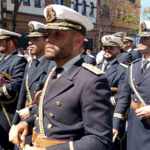 Banda de cornetas y tambores durante una procesión de Semana Santa en Sevilla