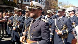 Banda de cornetas y tambores durante una procesión de Semana Santa en Sevilla
