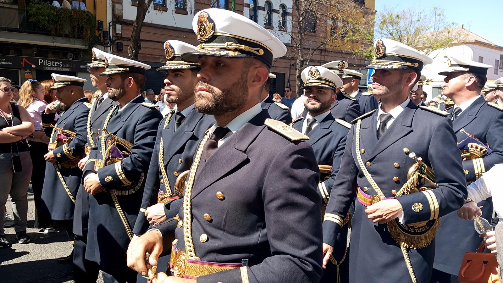 Banda de cornetas y tambores durante una procesión de Semana Santa en Sevilla