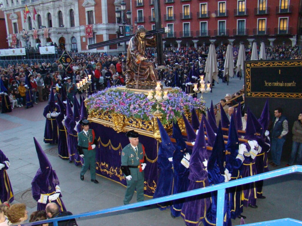 Procesión de Jesús Nazareno recorriendo la Plaza Mayor de Valladolid entre nazarenos y público