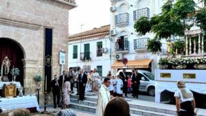 Procesión del Corpus Christi en Padul con la custodia llegando al altar instalado a las puertas de la Ermita de San Sebastián
