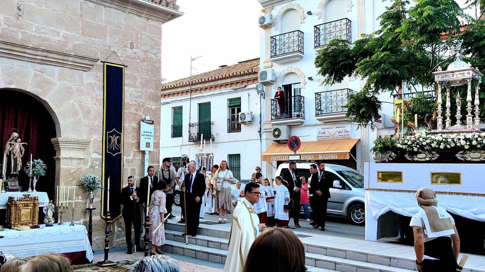 Procesión del Corpus Christi en Padul con la custodia llegando al altar instalado a las puertas de la Ermita de San Sebastián