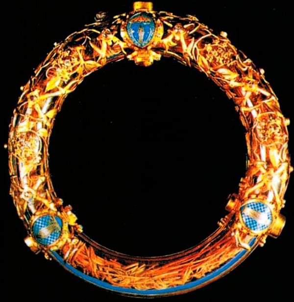 Corona de Espinas conservada en Notre-Dame de París dentro de su relicario.