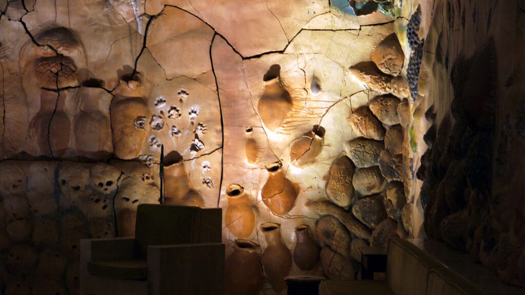 Detalle de la intervención cerámica contemporánea de Miquel Barceló en la Capilla del Santísimo de la Catedral de Mallorca.