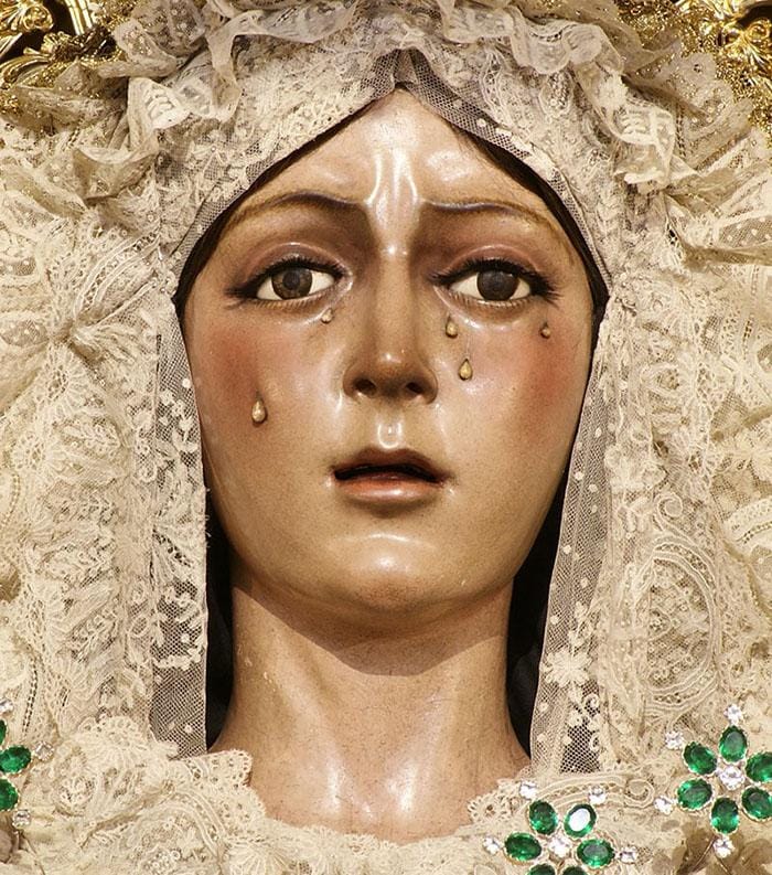 Nuestra Señora de la Esperanza Macarena de Sevilla con manto verde.