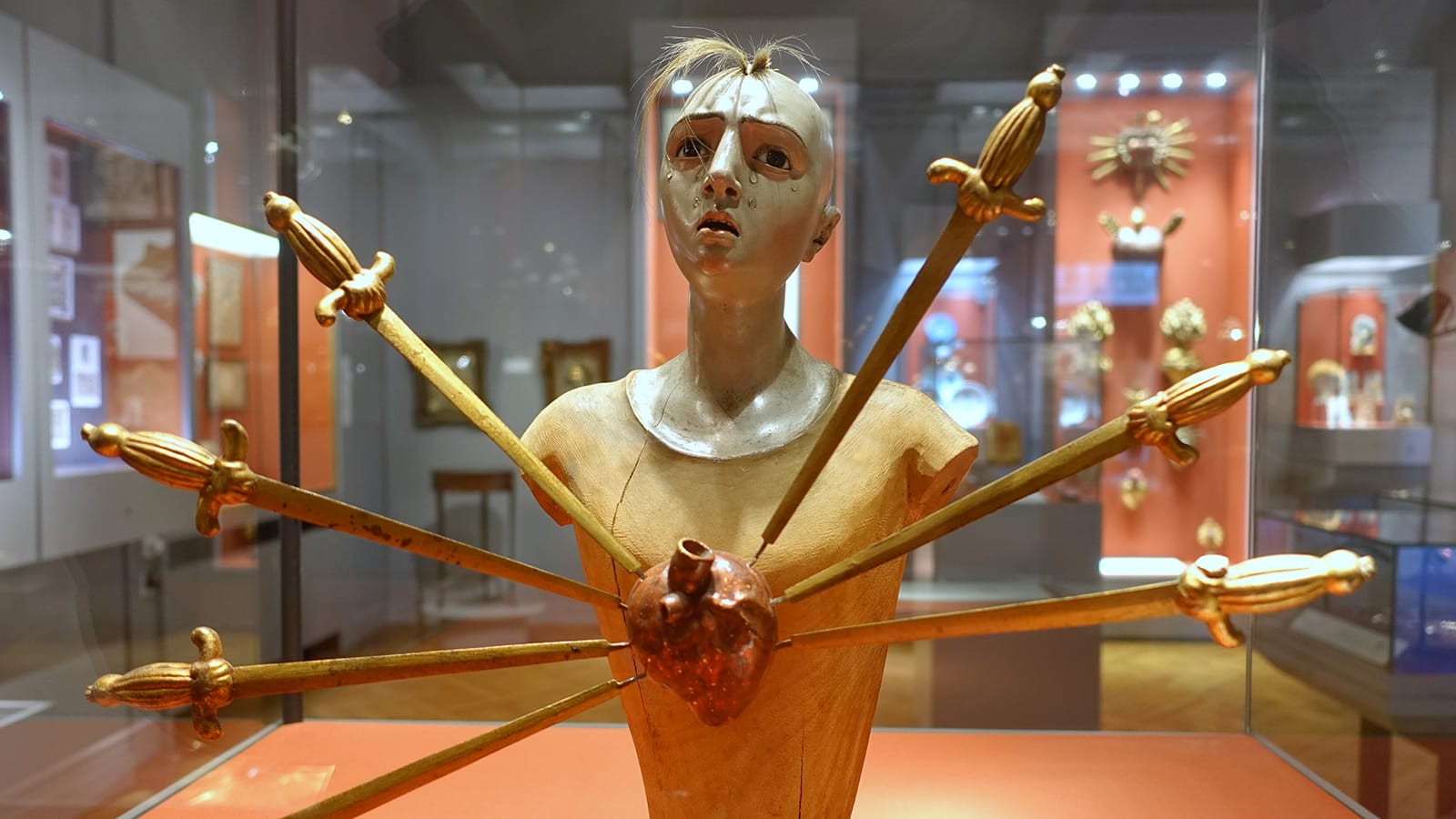 Detalle de una escultura histórica de madera policromada en la que pueden observarse la superficie y el envejecimiento de los materiales.