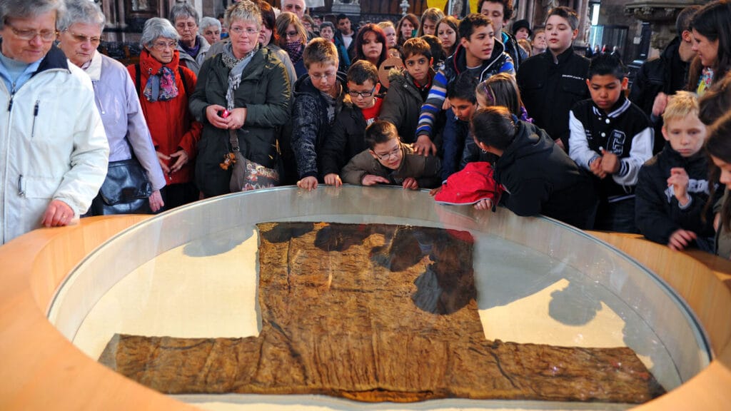 Santa Túnica de Tréveris expuesta en la catedral ante peregrinos y visitantes.