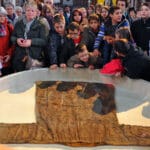 Santa Túnica de Tréveris expuesta en la catedral ante peregrinos y visitantes.