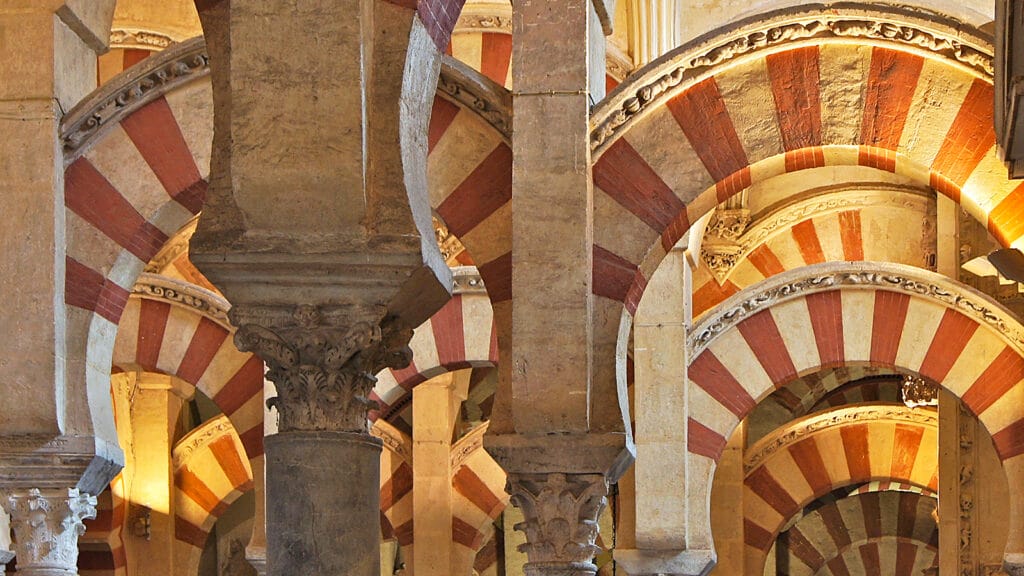 Arcadas interiores de la Mezquita-Catedral de Córdoba, espacio histórico, patrimonial y religioso.