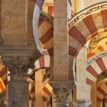 Arcadas interiores de la Mezquita-Catedral de Córdoba, espacio histórico, patrimonial y religioso.