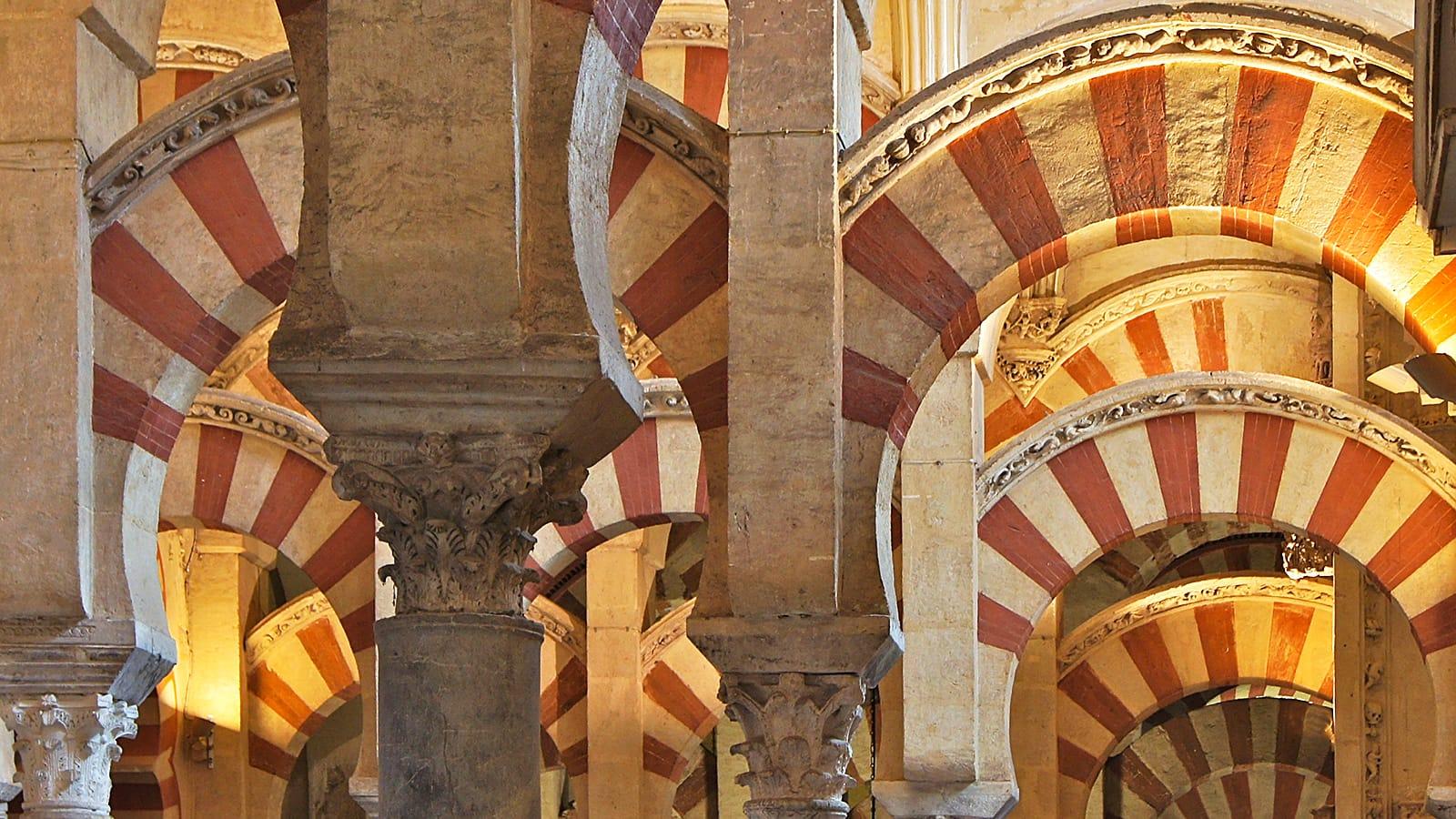 Arcadas interiores de la Mezquita-Catedral de Córdoba, espacio histórico, patrimonial y religioso.