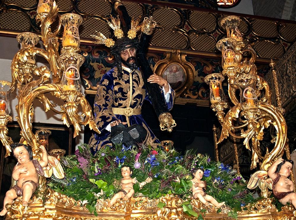 Paso de Jesús de las Tres Caídas de la Hermandad de San Isidoro de Sevilla con canasto dorado.