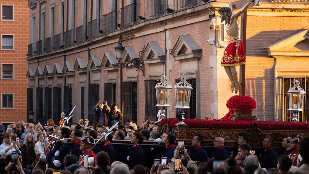 Público y participantes alrededor de una procesión de Semana Santa.