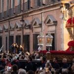 Público y participantes alrededor de una procesión de Semana Santa.
