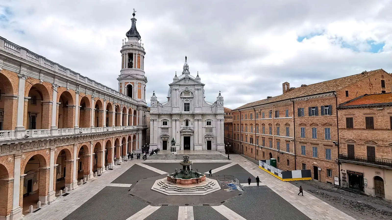 Basílica de la Santa Casa de Loreto, santuario mariano vinculado a la casa de Nazaret.