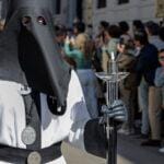 Público grabando con teléfonos móviles el paso de una procesión de Semana Santa.