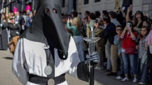 Público grabando con teléfonos móviles el paso de una procesión de Semana Santa.