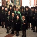 Mujeres vestidas de mantilla en honor a María Santísima de la Esperanza en Sierra de Yeguas, Málaga.