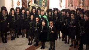 Mujeres vestidas de mantilla en honor a María Santísima de la Esperanza en Sierra de Yeguas, Málaga.