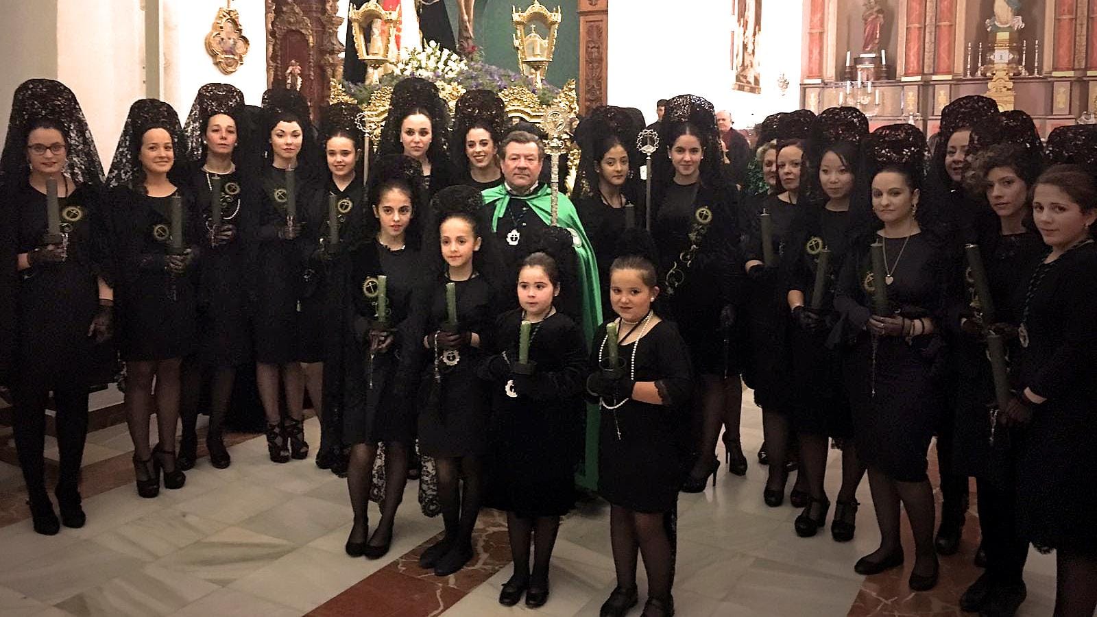 Mujeres vestidas de mantilla en honor a María Santísima de la Esperanza en Sierra de Yeguas, Málaga.