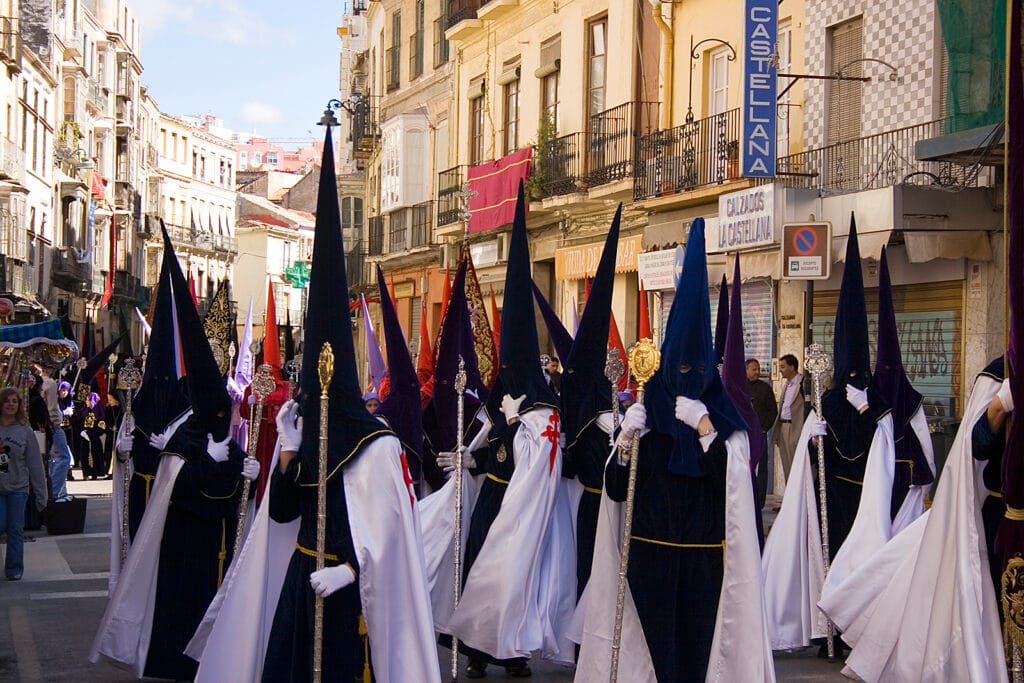 Grupo de nazarenos durante una procesión de Semana Santa en Málaga en 2008.