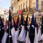 Grupo de nazarenos durante una procesión de Semana Santa en Málaga en 2008.