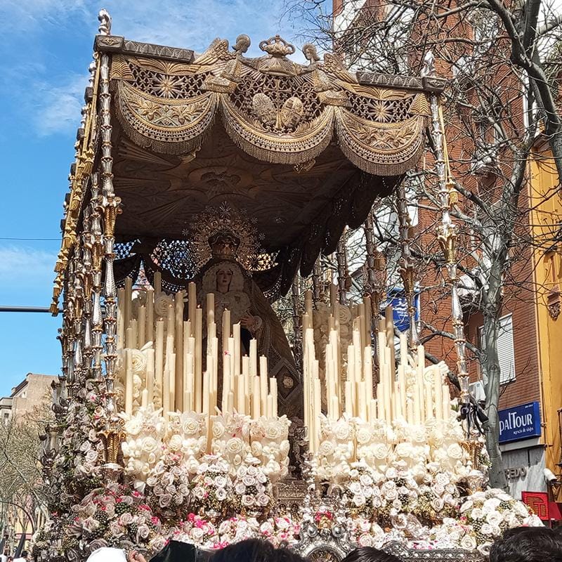 Palio de Nuestra Señora de los Ángeles Coronada durante la Semana Santa de Sevilla de 2026.