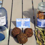 Hojas de Isatis tinctoria, bolas vegetales y pigmento azul en el proceso tradicional de obtención del tinte de glasto.