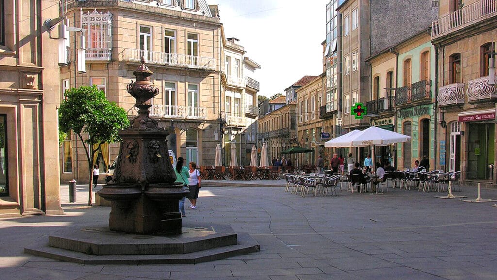 Plaza de Curros Enríquez de Pontevedra, con pavimento empedrado y edificios históricos.