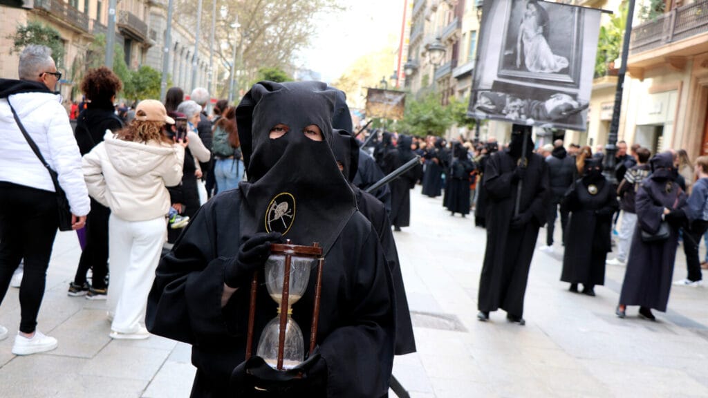 La Buena Muerte de Barcelona volvió a caminar por la ciudad con una estética sobria, marcada por el silencio, el tiempo y la memoria de la fragilidad humana.