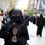 La Buena Muerte de Barcelona volvió a caminar por la ciudad con una estética sobria, marcada por el silencio, el tiempo y la memoria de la fragilidad humana.