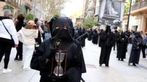 La Buena Muerte de Barcelona volvió a caminar por la ciudad con una estética sobria, marcada por el silencio, el tiempo y la memoria de la fragilidad humana.