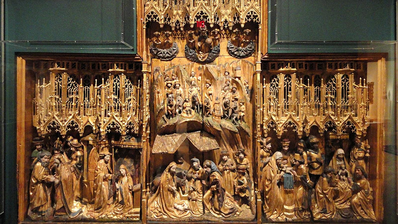Retablo hispanoflamenco del siglo XV en madera tallada, dorada y policromada.