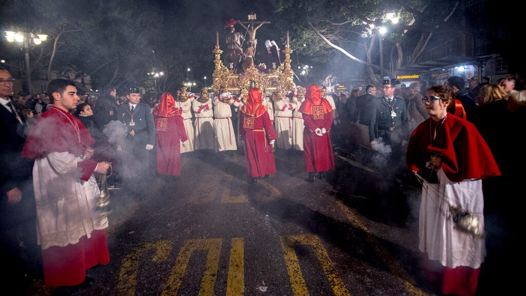 Incienso en una procesión de la Archicofradía de la Sangre de Málaga durante la Semana Santa.