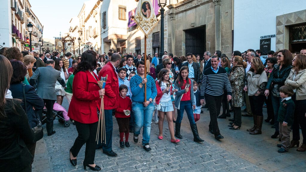Procesión de Semana Santa en Baeza avanzando por la calle.