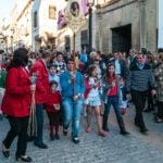 Procesión de Semana Santa en Baeza avanzando por la calle.