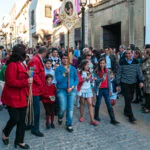 Procesión de Semana Santa en Baeza avanzando por la calle.