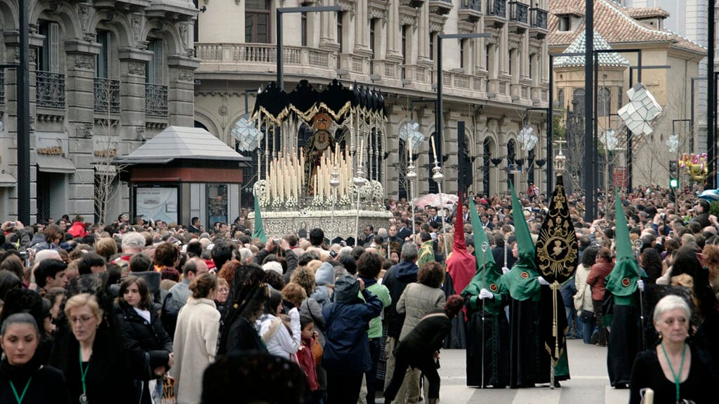 La calle como espacio de memoria durante una procesión de Semana Santa en Granada