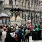 La calle como espacio de memoria durante una procesión de Semana Santa en Granada