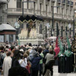 La calle como espacio de memoria durante una procesión de Semana Santa en Granada