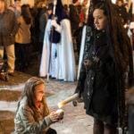 Procesión de Semana Santa en Granada contemplada desde la calle entre público y nazarenos.