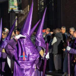 Nazareno durante una procesión de Semana Santa como expresión de una tradición viva