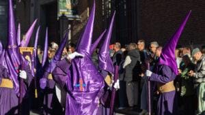 Nazareno durante una procesión de Semana Santa como expresión de una tradición viva